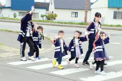 町内をパレードし、火の用心を呼び掛ける園児ら
