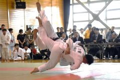 【団体戦決勝・帯広刑務所―帯広支部】帯広刑務所の大将・加藤亘真（手前）が内股で有効を奪い、そのまま逃げ切って優勝をもたらした