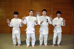 有級の部入賞者。（左から）山田憲、佐々木信光、大津温人、田中祐馬