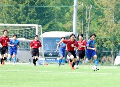 【１回戦・音更―幕別清陵】開幕戦で激しくボールを奪い合う選手たち（午前９時４５分ごろ）