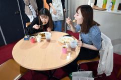 カレーを味わう来場者ら