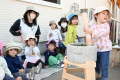 子ども用の道具で餅つきを体験する子どもたち