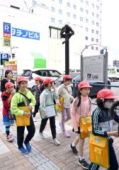 まちなかの歴史を学ぶ児童（金野和彦撮影）