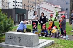 大和田さん（左）の解説に聞き入る児童ら