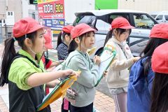 大和田学芸員の説明を受け、メモを取る児童（金野和彦撮影）