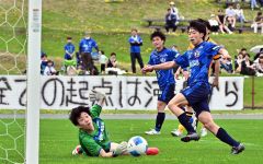 【第１節・北海道十勝スカイアース―ｓａｂａｓ】スカイアースは後半３７分、ＭＦ河合悠人（中央）からパスを受けたＭＦ兼田寛也（右）がシュートを決め、８―０とリードを広げる