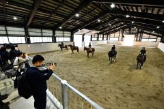 内覧会で報道陣にデモンストレーションを見せる馬術部員（金野和彦撮影）