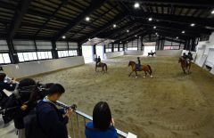 内覧会で報道陣にデモンストレーションを見せる馬術部員（金野和彦撮影）