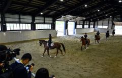 内覧会で報道陣にデモンストレーションを見せる馬術部員（金野和彦撮影）