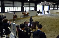 内覧会で報道陣にデモンストレーションを見せる馬術部員（金野和彦撮影）