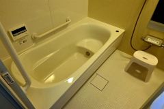 風呂は足を伸ばせる広さ