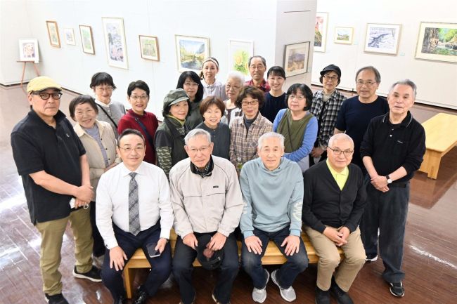 水彩画８４点並ぶ　第１１回ふくろう展　２７日まで市民ギャラリーで