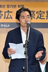 就航式典であいさつするカン社長（須貝拓也撮影）