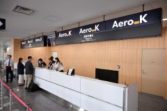 とかち帯広空港国際ターミナルに設けられたエアロＫの搭乗カウンター（須貝拓也撮影）