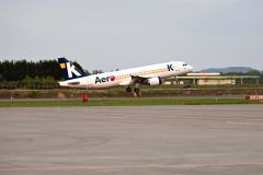 とかち帯広空港を飛び立つエアロＫの旅客機（須貝拓也撮影）