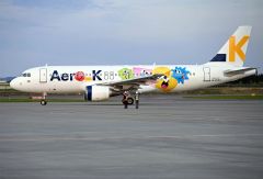 空港作業員に見送られながら、とかち帯広空港を出発するエアロＫの旅客機（須貝拓也撮影）