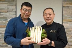 竹中農場がホワイトアスパラ無償提供、帯広の仏料理店でスープ販売　共通の恩人に感謝込めて