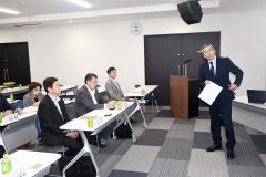 概要を示し、地元の協力を求める安田氏（右）