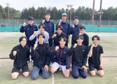 男子団体戦を２１年ぶりに制した帯緑陽（前列中央が町田柊主将）