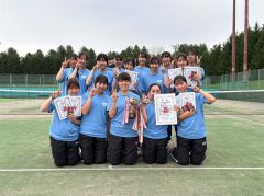 ２年連続２度目の優勝を飾った帯大谷女子（前列中央が長谷川怜那主将）