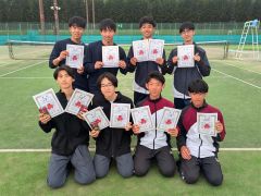 男子個人戦入賞者。前列左端が団体戦を含めて３冠の中川旺亮