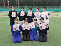 女子個人戦入賞者。前列右端が２年連続で団体戦との３冠を果たした三崎心愛