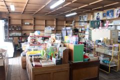 店内には人形や食器類などさまざまな品物が並ぶ