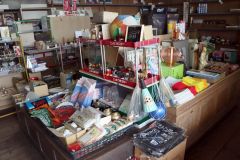 店内には人形や食器類などさまざまな品物が並ぶ