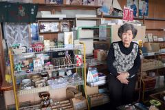 「最後に品物を多くのお客さんの手に渡って愛用してもらえれば」と話す真柳さん