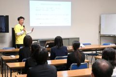 詐欺について説明し、注意を呼び掛ける佐藤２課長