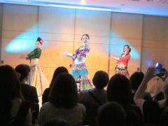 ダンスを披露するデザートローズ