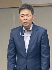 あいさつする堀田会長