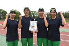 女子４００メートルリレー優勝の帯南商。（右から）米田紗羽、槙杏奈、小山紗世、槙涼奈