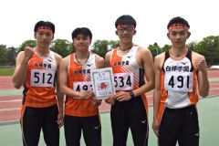 男子４００メートルリレーを大会新で制した白樺学園。（右から）小山倫汰、宮本哲朗、泉航大也、下野杏慈