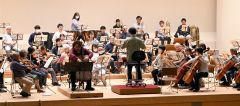 練習を重ねる楽団員ら