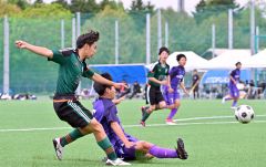 【準決勝・帯緑陽―帯大谷】後半、帯緑陽のＭＦ眞鍋幸誠は右サイドから中央にボールを上げチャンスをつくる。前半には２得点の活躍で勝利に大きく貢献した