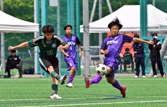 【準決勝・帯緑陽―帯大谷】後半、シュートを放つ帯緑陽のＭＦ（１０）眞鍋幸誠（左）。前半に２得点を挙げる活躍で勝利に大きく貢献した