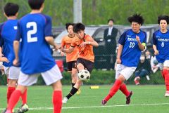 【準決勝・帯北―芽室】前半、相手ディフェンスを縫ってシュートする帯北のＭＦ平野嵩大（中央）
