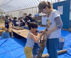 植菌打ちを体験する子どもたち