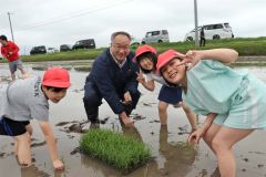 児童と園児が田植え体験　池田 3