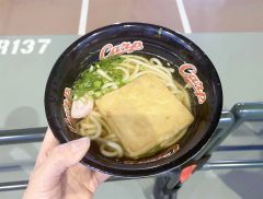 マツダスタジアムで有名な「カープうどん」。だしの香りが広がる