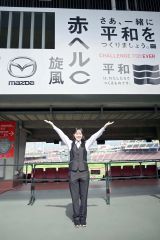 球場内でポースをとる阿部さん