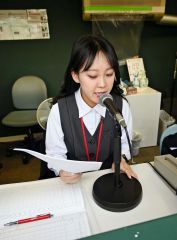 アナウンス原稿は直前に手元に届くことが多く、開場時間になると一気に仕事モードに変わる
