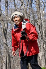 カタクリを撮影する嶋谷暁子さん（金野和彦撮影）