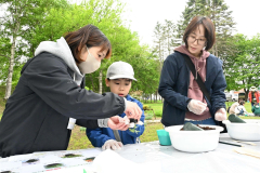 花の鉢上げ体験に挑戦した親子