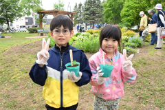 花の鉢上げ体験をした（左から）小原悠慎さん（８）と妹の綾華さん（６）