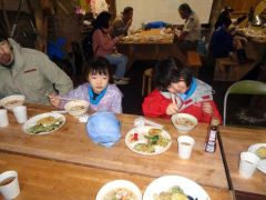 キャンプの定番「山菜てんぷらうどん」をみんなで会食するスカウトら（ボーイスカウト十勝地区提供）
