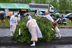 荒行「火渡り」で無病息災願う　剣山麓で第１回火まつり　清水 写真2