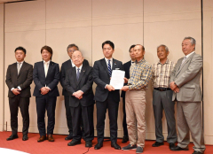 生産者や卸売・小売業者と面会した小泉農水相（中央）