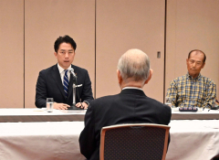 生産者や卸売・小売業者と面会した小泉農水相（左）